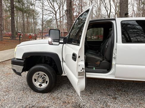 Used 2006 Chevrolet Silverado 2500 W/T w/ Heavy-Duty Power Package image 4