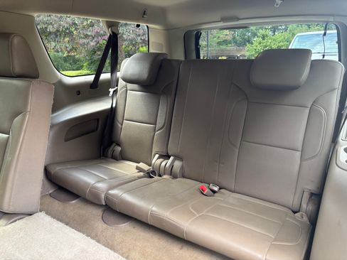 Used 2018 Chevrolet Suburban LT RWD image 4