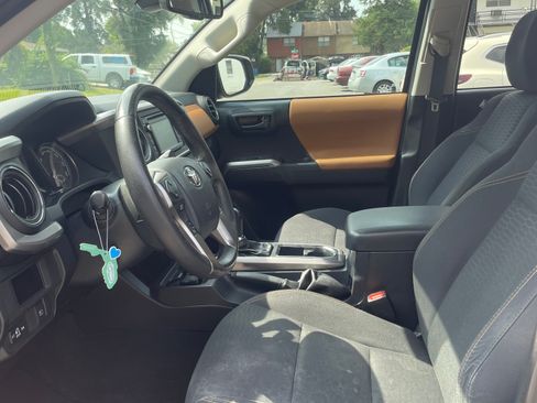 Used 2018 Toyota Tacoma SR5 RWD image 11