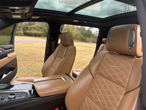 Used 2022 Cadillac Escalade ESV Premium Luxury w/ Performance Package image 4