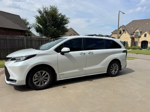 Used 2022 Toyota Sienna XLE FWD image 1