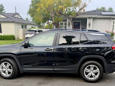 Used 2024 GMC Terrain SLE w/ Driver Convenience Package image 2