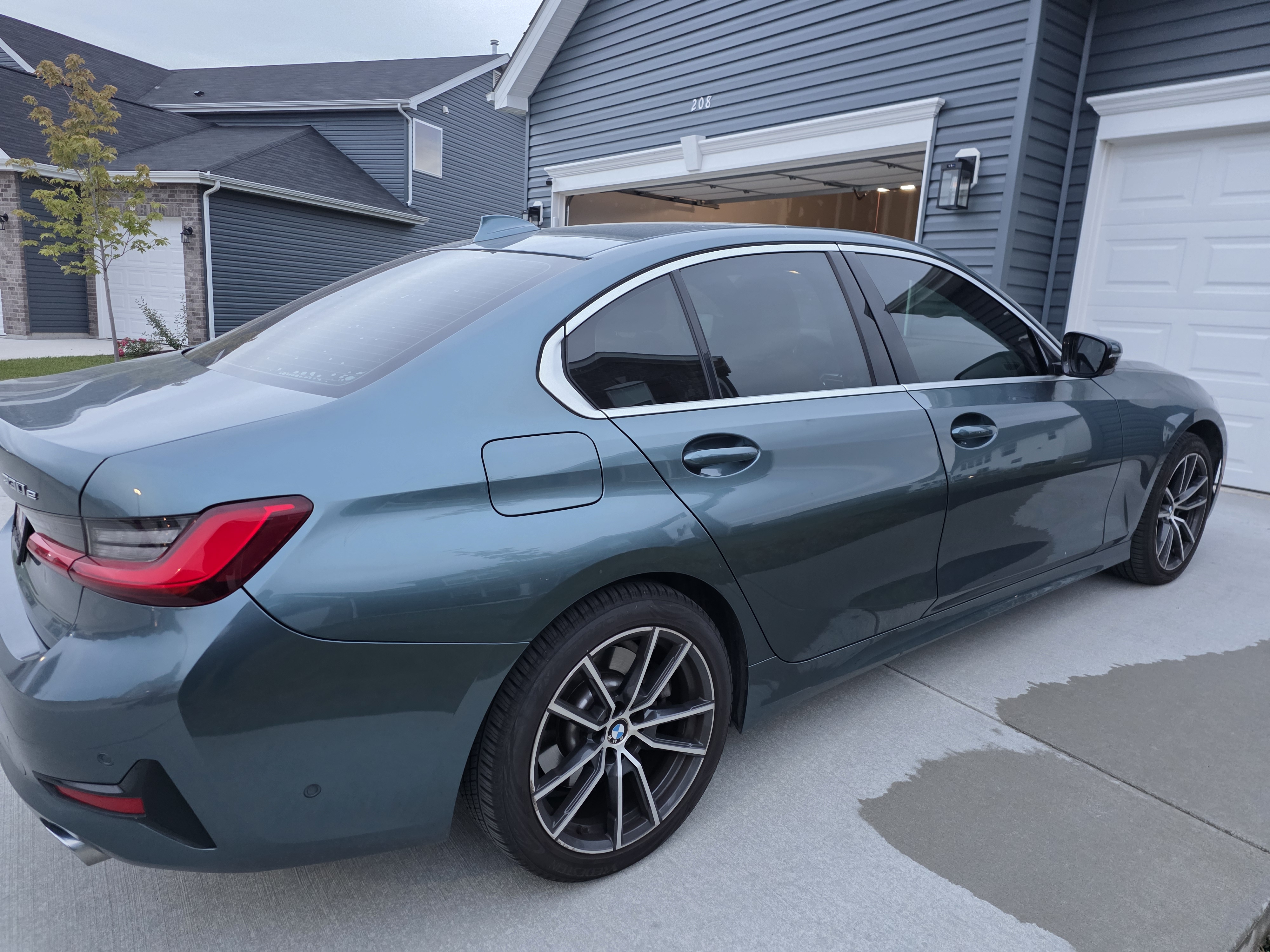 Used 2021 BMW 330e xDrive w/ Premium Package AWD/4WD image 4