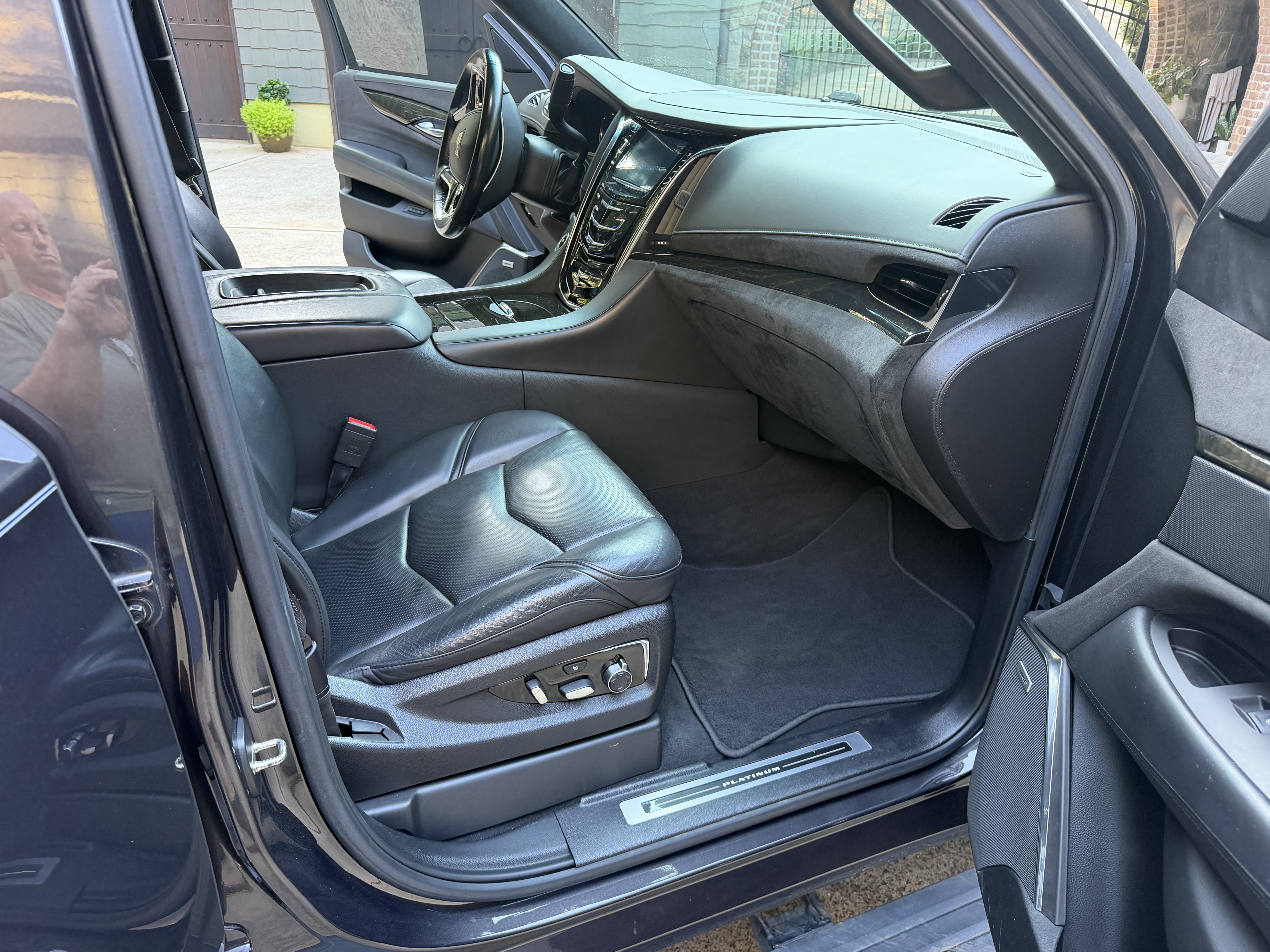 Used 2017 Cadillac Escalade Platinum AWD/4WD image 14