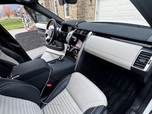 Used 2022 Land Rover Discovery S R-Dynamic image 10