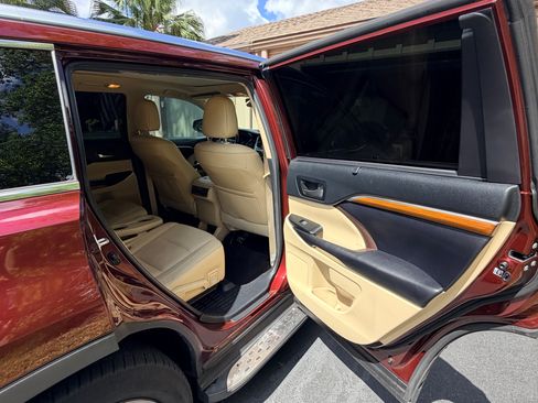 Used 2019 Toyota Highlander Limited Platinum FWD image 26