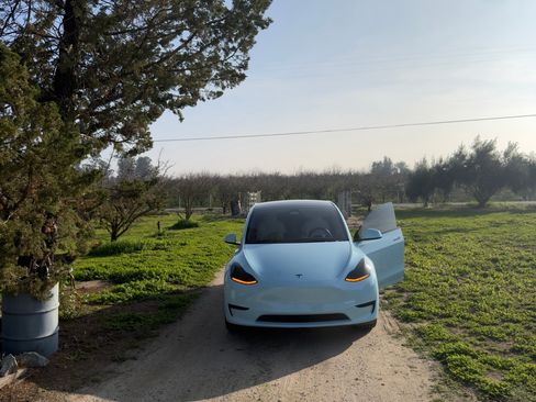 Used 2025 Tesla Model Y Long Range AWD/4WD image 2