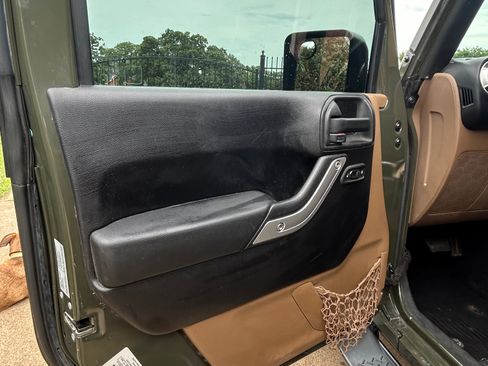 Used 2015 Jeep Wrangler Unlimited Sahara w/ Dual Top Group AWD/4WD image 15