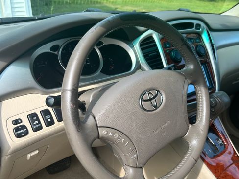 Used 2007 Toyota Highlander 4WD V6 w/ 3rd Row image 13