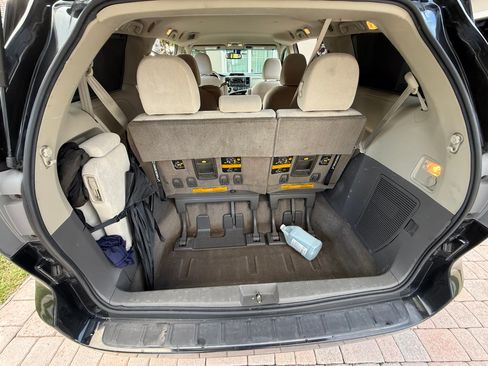 Used 2013 Toyota Sienna LE image 8