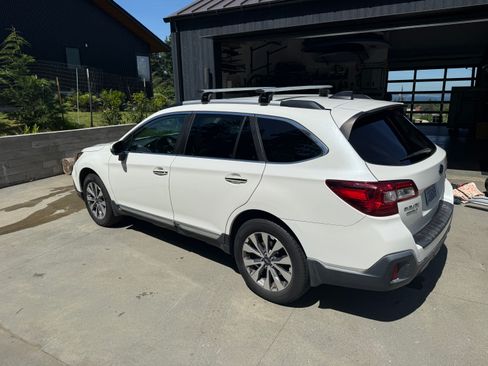 Used 2018 Subaru Outback 3.6R Touring AWD/4WD image 4