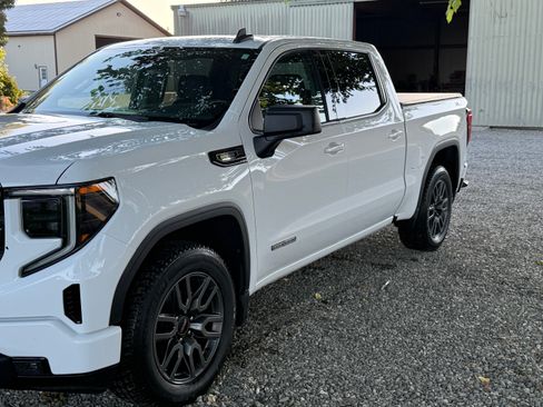 Used 2022 GMC Sierra 1500 Elevation w/ X31 Off-Road Package AWD/4WD image 11