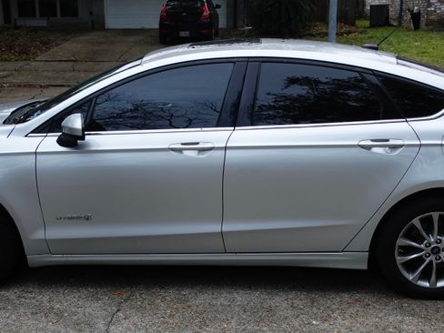 Used 2017 Ford Fusion SE image 2