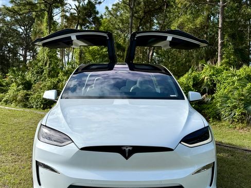 Used 2022 Tesla Model X Plaid image 8