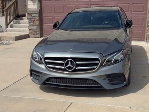 Used 2018 Mercedes-Benz E 400 4MATIC Sedan image 2