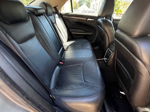 Used 2015 Chrysler 300 Limited RWD image 9