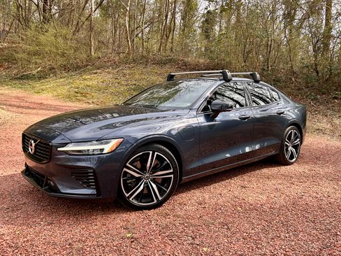 Used 2022 Volvo S60 T8 R-Design image 2