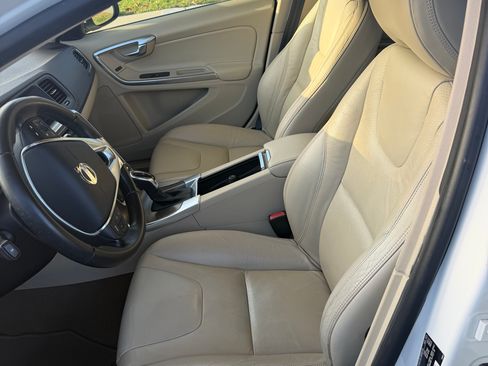 Used 2014 Volvo S60 T5 FWD image 2