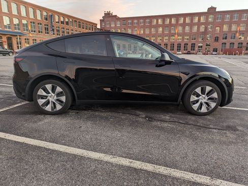 Used 2022 Tesla Model Y Long Range image 14