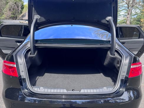 Used 2017 Jaguar XF Premium image 11