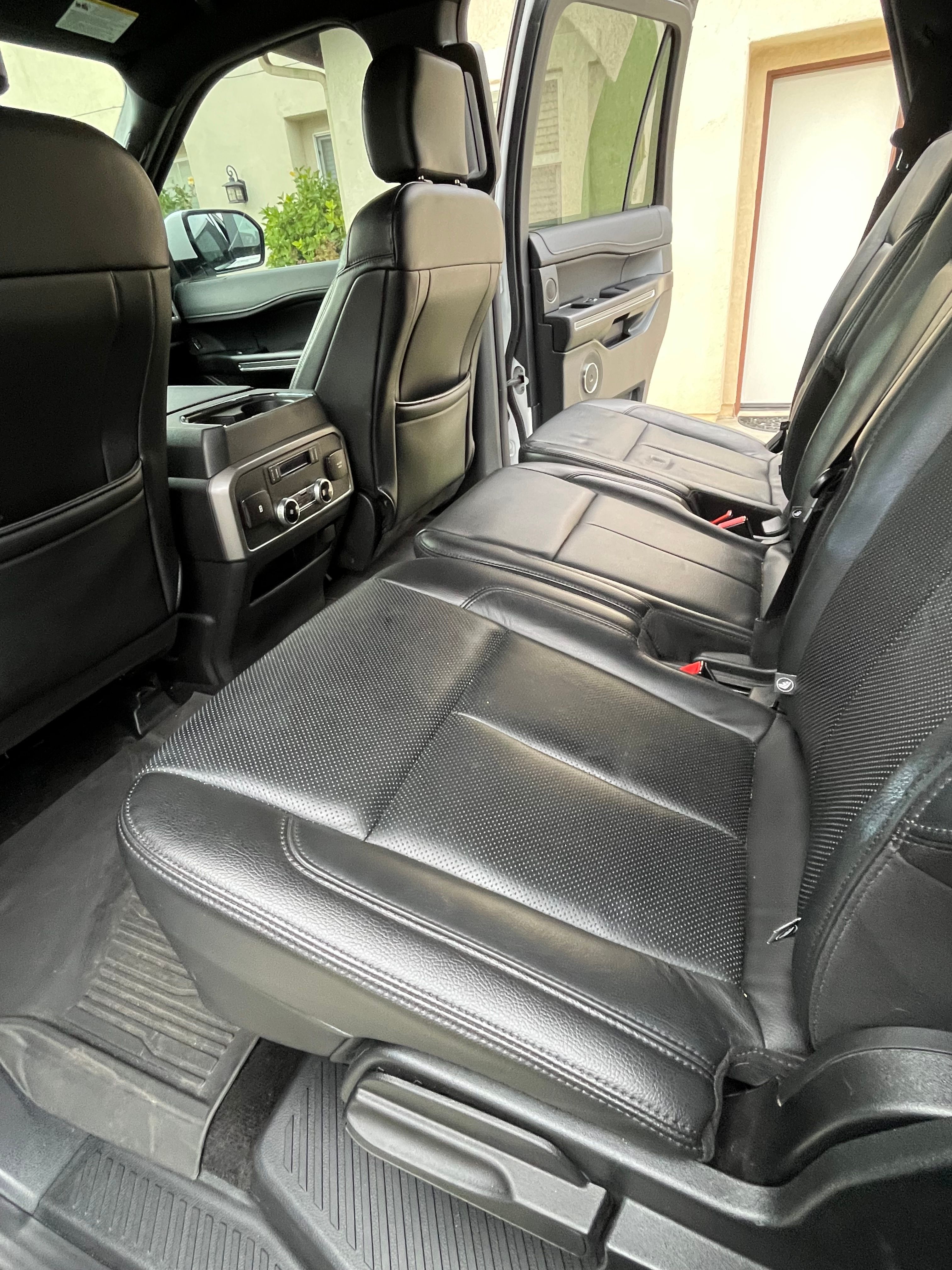 Used 2018 Ford Expedition XLT w/ Equipment Group 202A RWD image 14