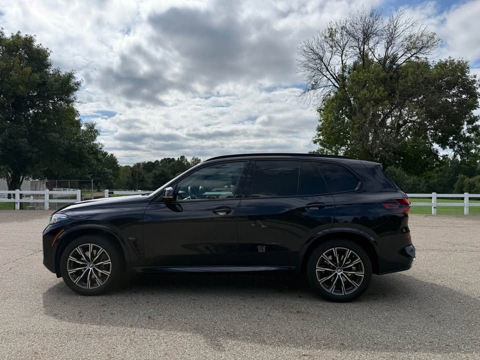 Used 2025 BMW X5 xDrive40i w/ M Sport Package AWD/4WD image 2