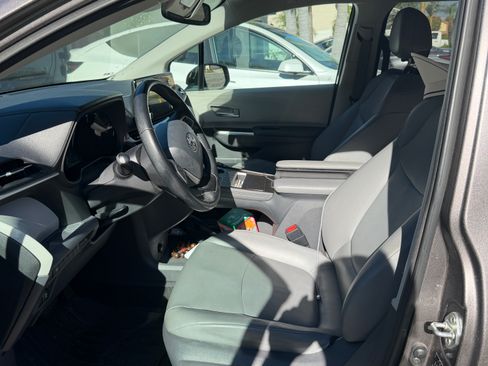 Used 2021 Toyota Sienna XLE image 6