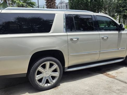 Used 2017 Cadillac Escalade ESV Luxury RWD image 9