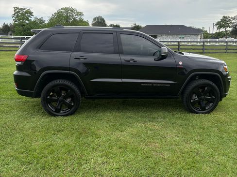 Used 2019 Jeep Grand Cherokee Trailhawk w/ Trailhawk Luxury Group AWD/4WD image 2