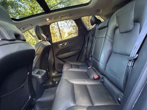 Used 2019 Volvo XC60 T5 Momentum w/ Premium Package AWD/4WD image 16