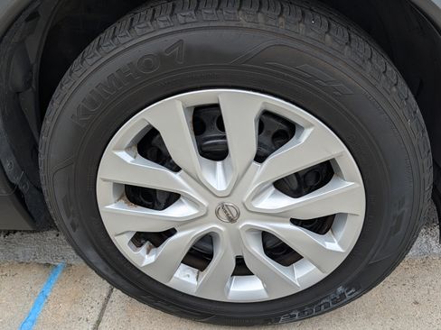 Used 2017 Nissan Rogue S image 18