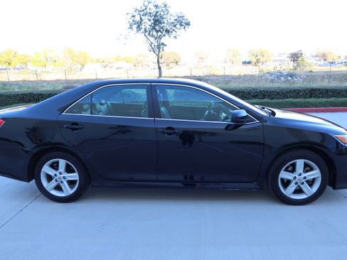 Used 2013 Toyota Camry SE image 4