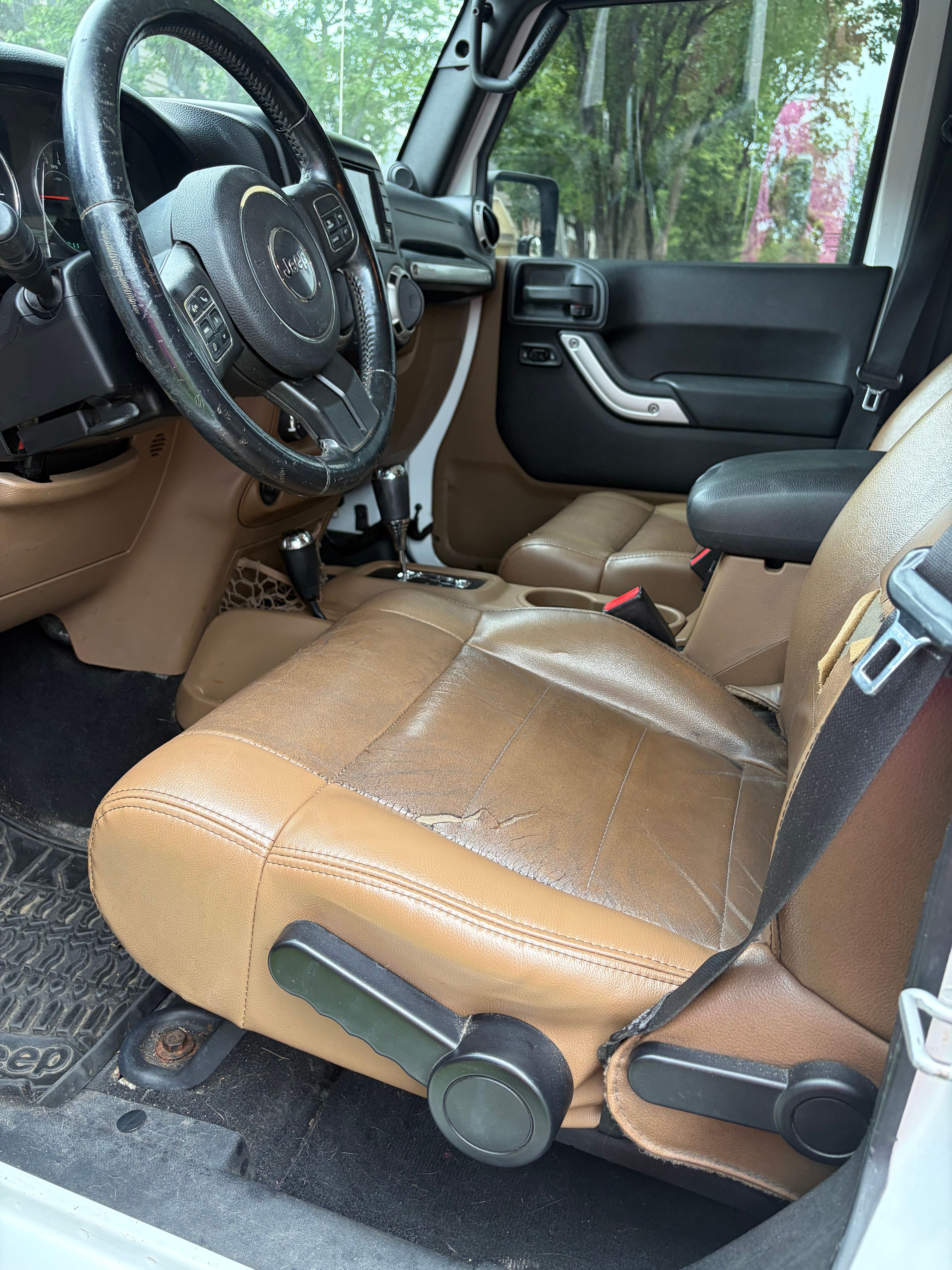 Used 2012 Jeep Wrangler Unlimited Sahara w/ Connectivity Group AWD/4WD image 12