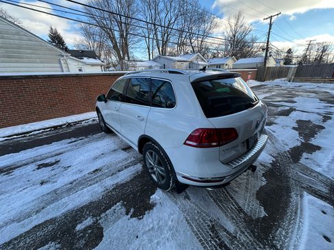 Used 2015 Volkswagen Touareg TDI image 8