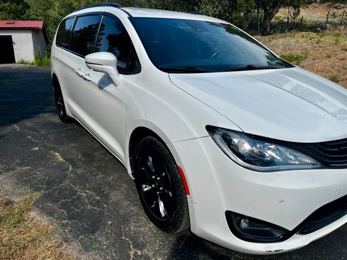 Used 2019 Chrysler Pacifica Limited w/ Advanced Safetytec Group FWD image 1