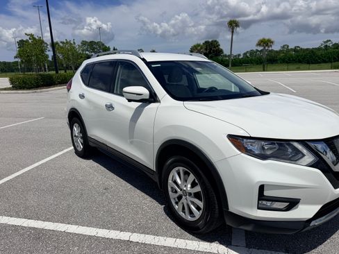 Used 2017 Nissan Rogue SV w/ SV Premium Package FWD image 4