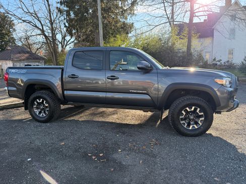 Used 2017 Toyota Tacoma TRD Off-Road w/ Tow Package (A/T) image 4