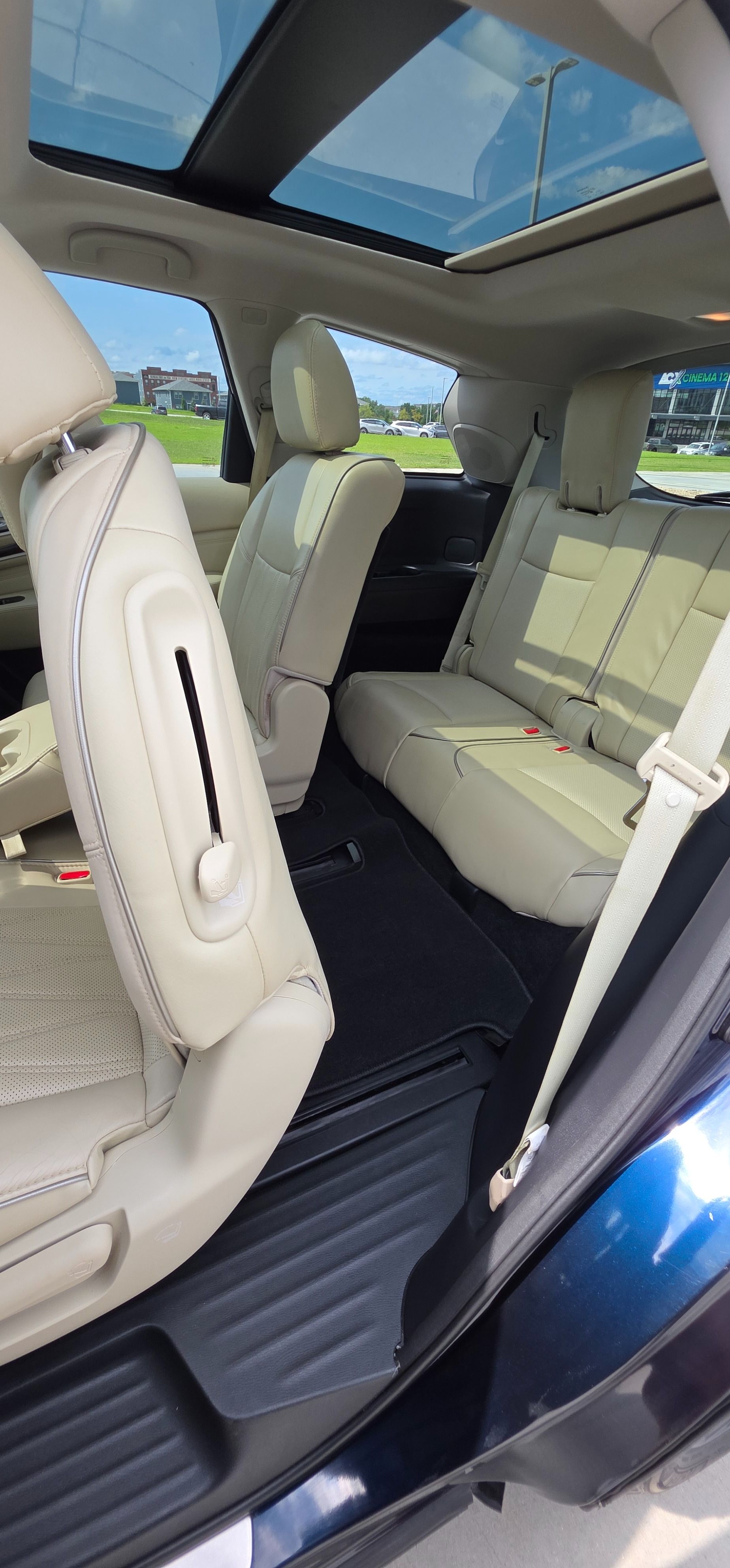 Used 2017 INFINITI QX60 Luxe w/ Deluxe Technology Package AWD/4WD image 16