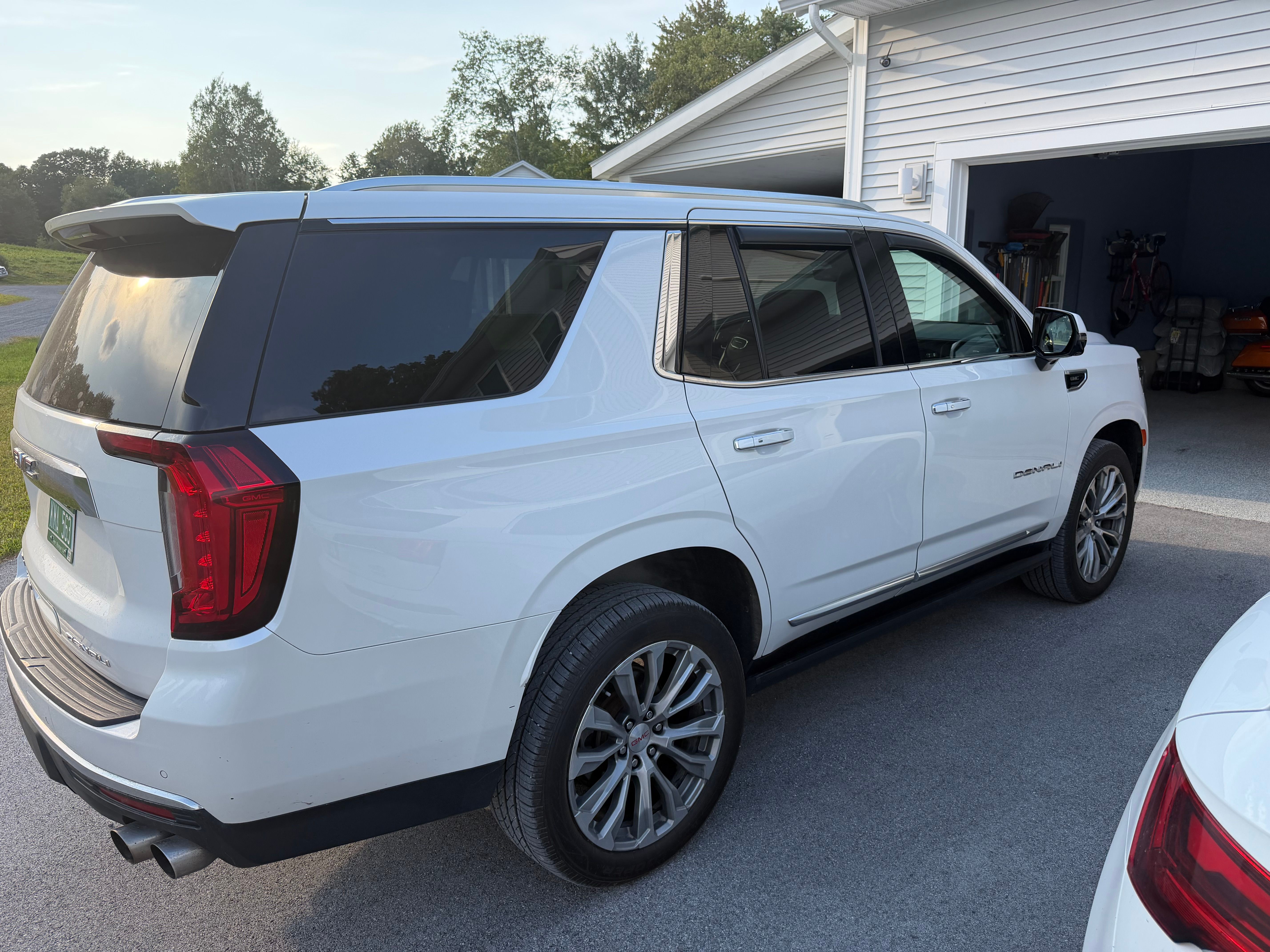 Used 2021 GMC Yukon Denali w/ Denali Premium Package AWD/4WD image 6