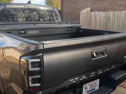 Used 2017 Toyota Tacoma TRD Sport image 9