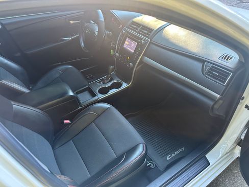 Used 2017 Toyota Camry SE FWD image 4