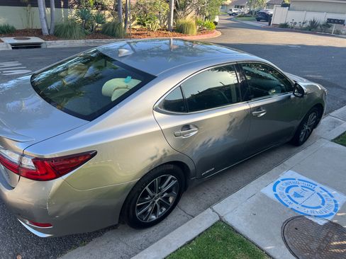 Used 2016 Lexus ES 300h w/ Luxury Package w/Wood Trim FWD image 8