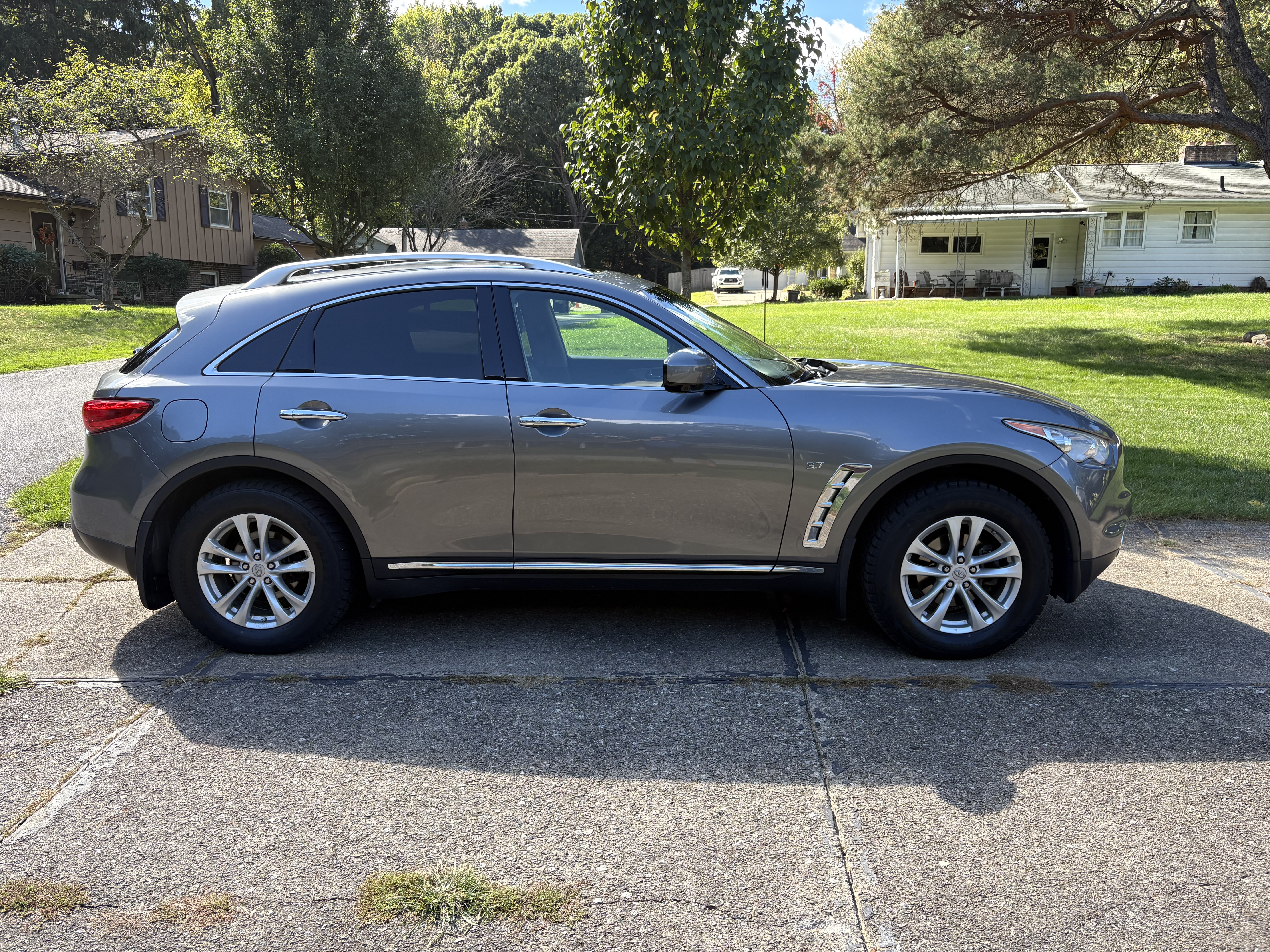 Used 2015 INFINITI QX70 AWD w/ Premium Package image 2