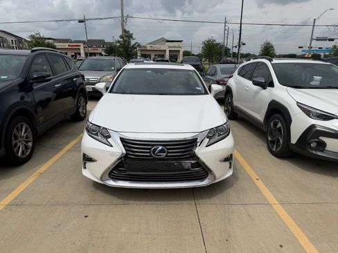Used 2017 Lexus ES 300h w/ Navigation System Package image 1