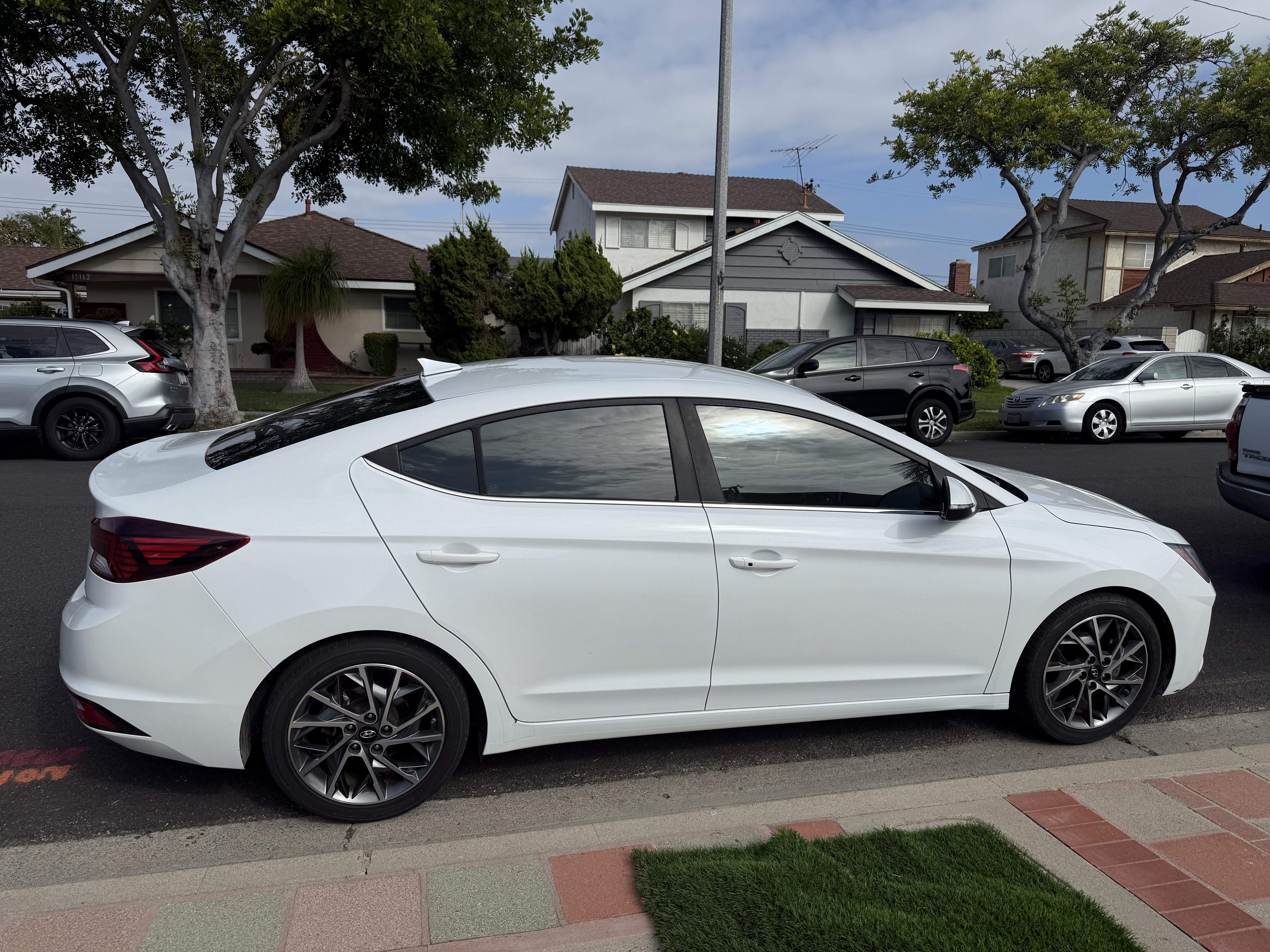 Used 2020 Hyundai Elantra Limited w/ Cargo Package (C1) FWD image 6