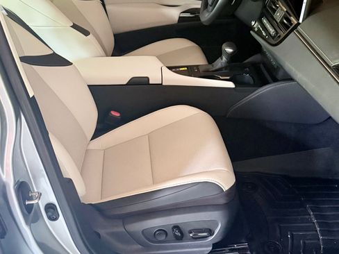 Used 2025 Lexus ES 300h w/ Premium Package image 12