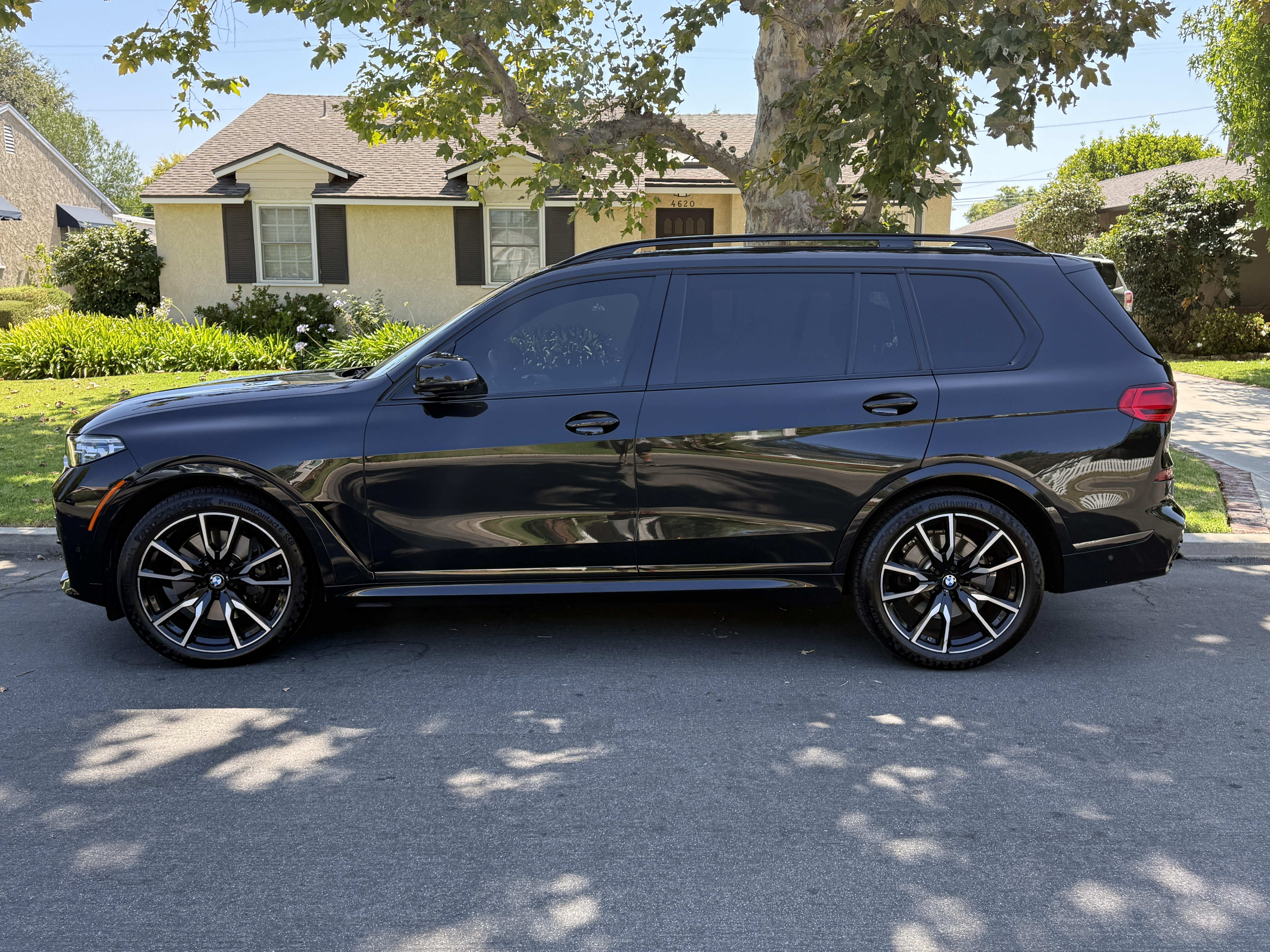 Used 2021 BMW X7 xDrive40i w/ M Sport Package AWD/4WD image 2
