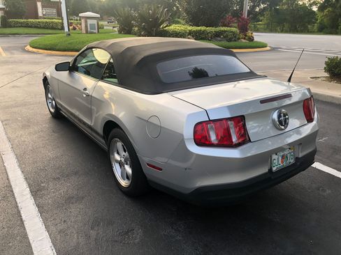Used 2010 Ford Mustang Convertible image 5