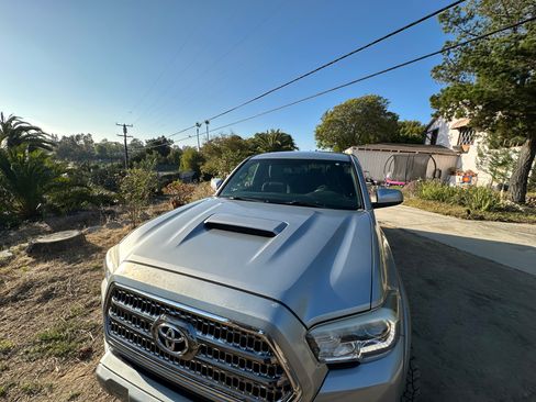 Used 2017 Toyota Tacoma TRD Sport w/ Tow Package RWD image 5
