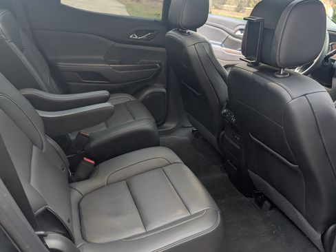 Used 2023 GMC Acadia SLT w/ Elevation Edition image 9